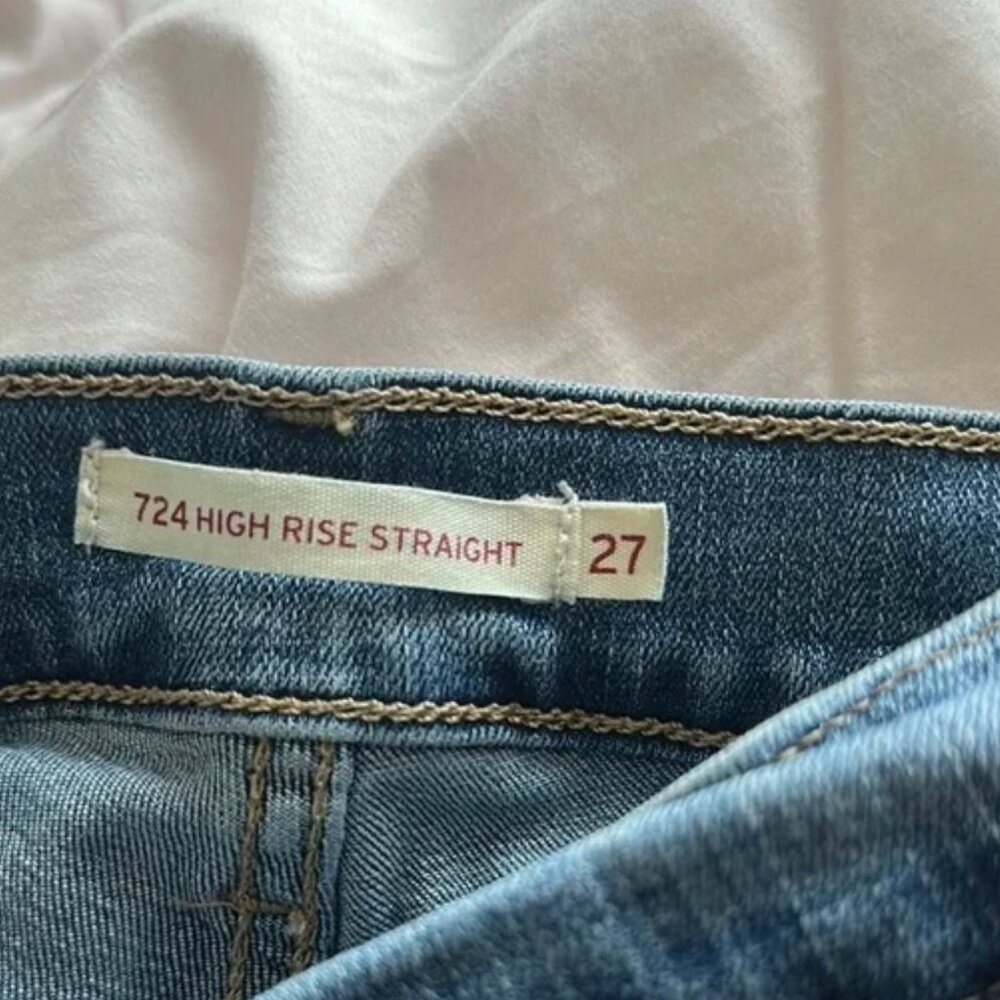 📓 Levi's High Rise Blue Jeans with Classic Stitching 📓 - Picture 7 of 7